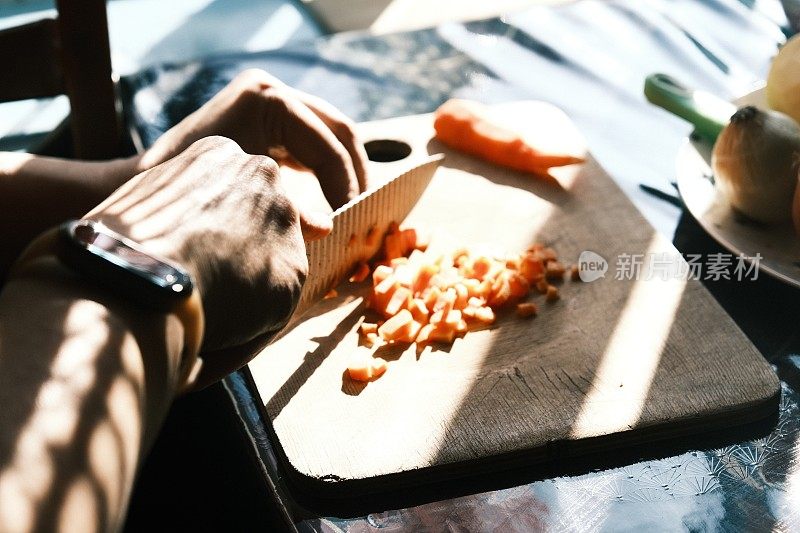 女性的手正在准备烹饪用的蔬菜