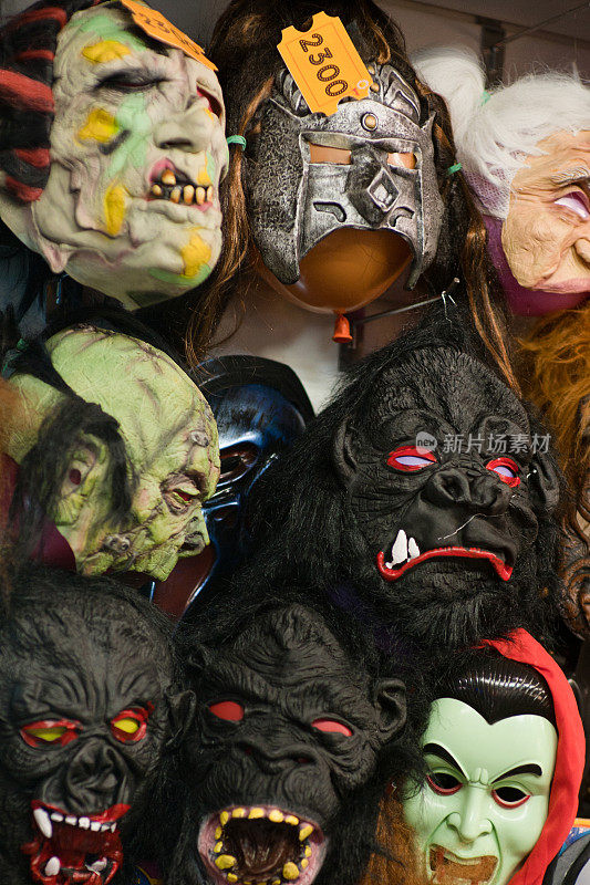 展示墙的万圣节恐怖面孔面具出售在笑话商店