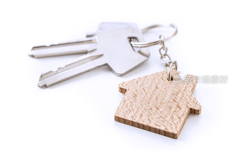 钥匙圈上的木头房子形状的钥匙链