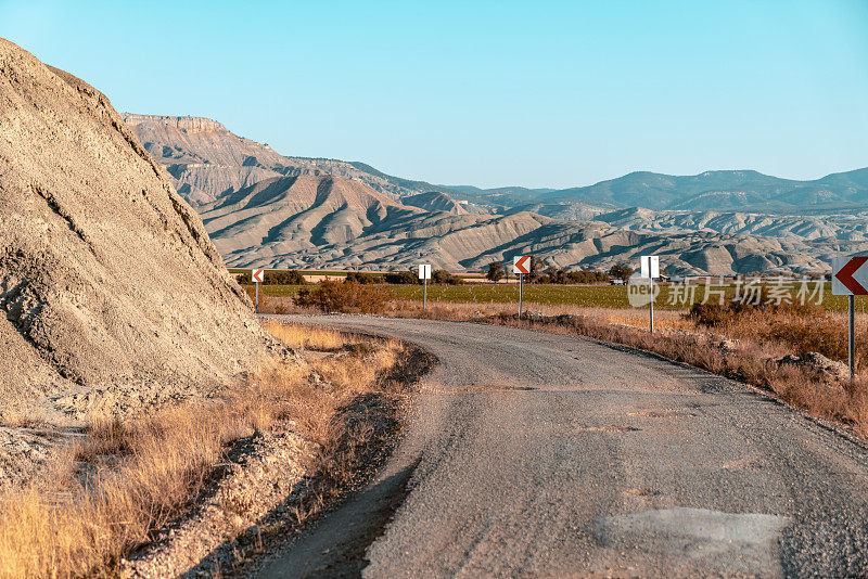 土耳其Nallihan地区，五彩缤纷的山脉和蓝天