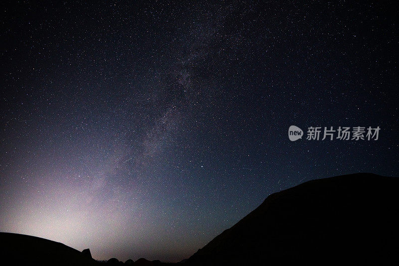 星夜在山上，山的剪影