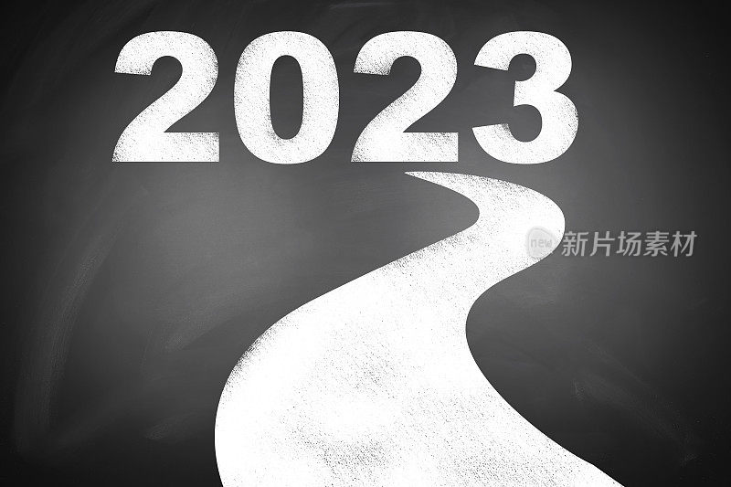 新年快乐:黑板上写着通往2023年的路