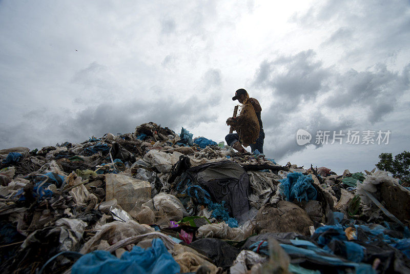 经过堆积如山的垃圾