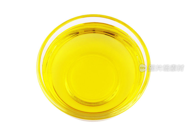 食用油在碗中隔离在白色上