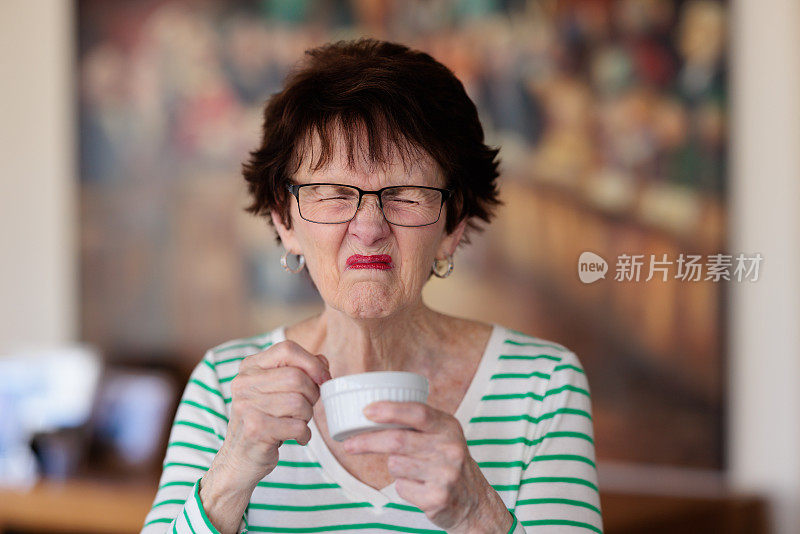 不开心的女人端着一小碗食物。