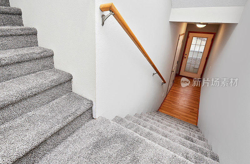 带地毯的楼梯
