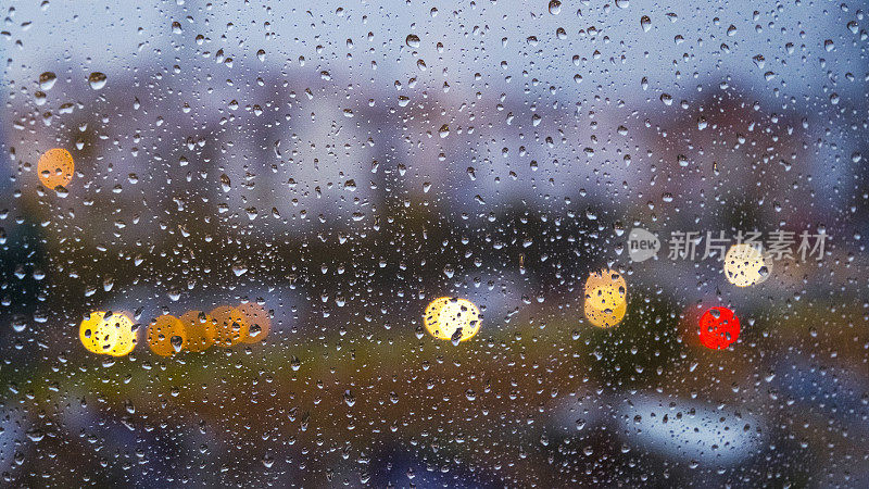 雨滴落在玻璃上