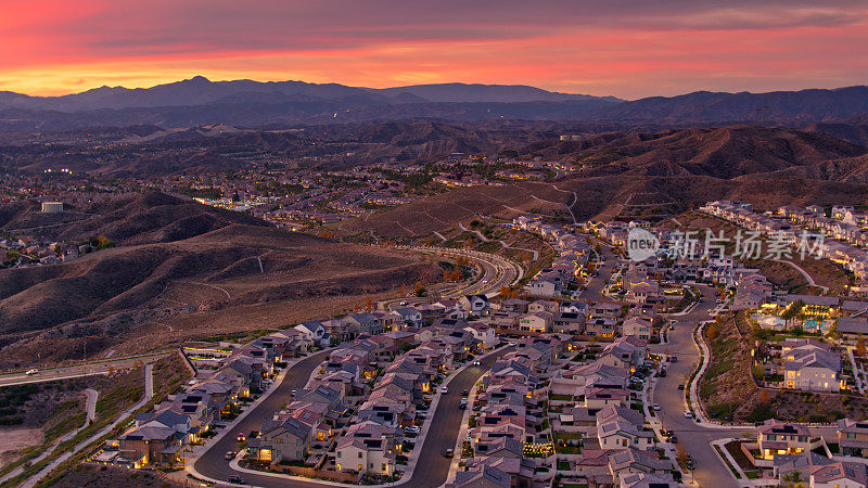 日落在圣塔克拉利塔，加州-鸟瞰图