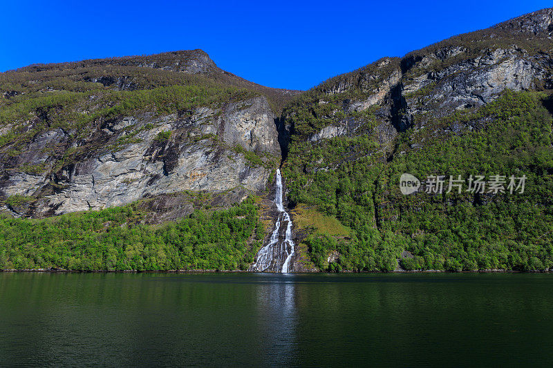 从Geirangerfjord乘船欣赏雪山、树木、瀑布和晴朗的天空