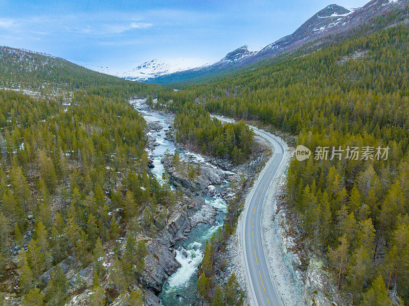 挪威莱茵海门国家公园平行道路和河流的鸟瞰图