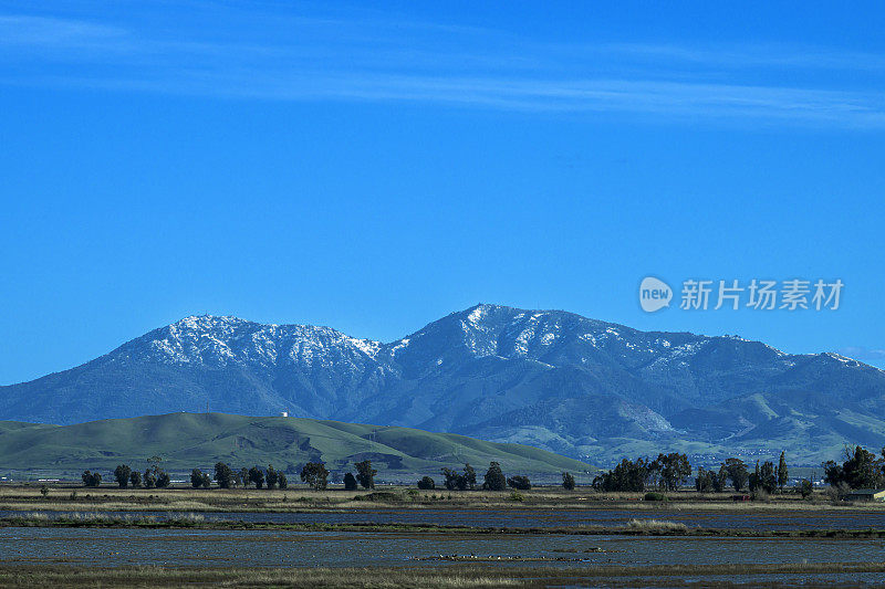 Diablo山的远景，山顶覆盖着雪