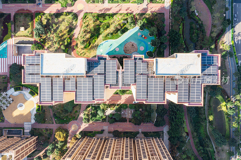 住宅建筑屋顶上的太阳能电池板