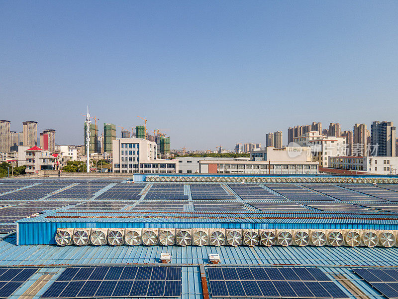 安装在城市建筑和屋顶上的光伏太阳能