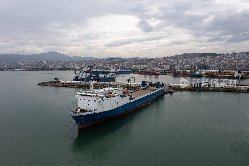 国际港口滚装船的鸟瞰图。