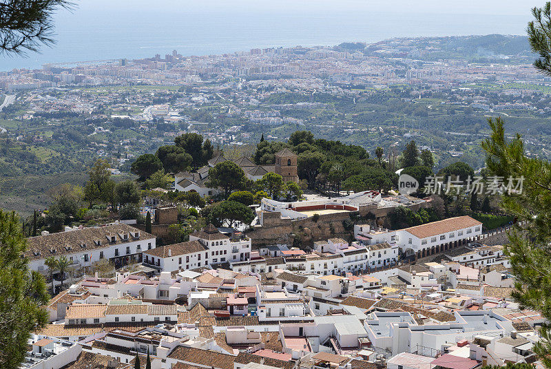 西班牙马拉加附近的Mijas山村鸟瞰图
