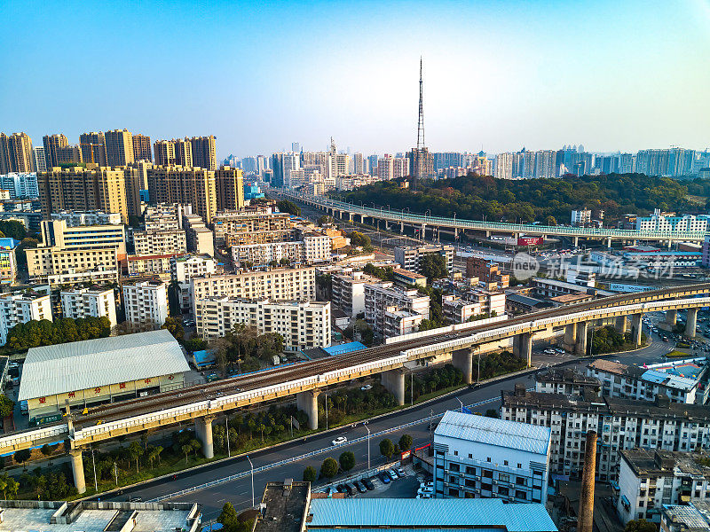 中国广西南宁市、老城区和铁路高架桥航拍图