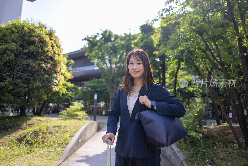 女商人站在城市公园里的肖像