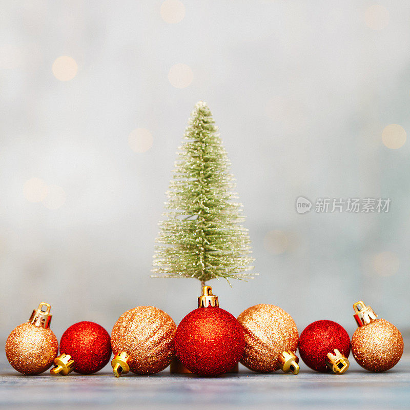 圣诞背景与圣诞树和红色和金色的装饰