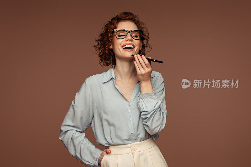 美丽感性的女人在用电话