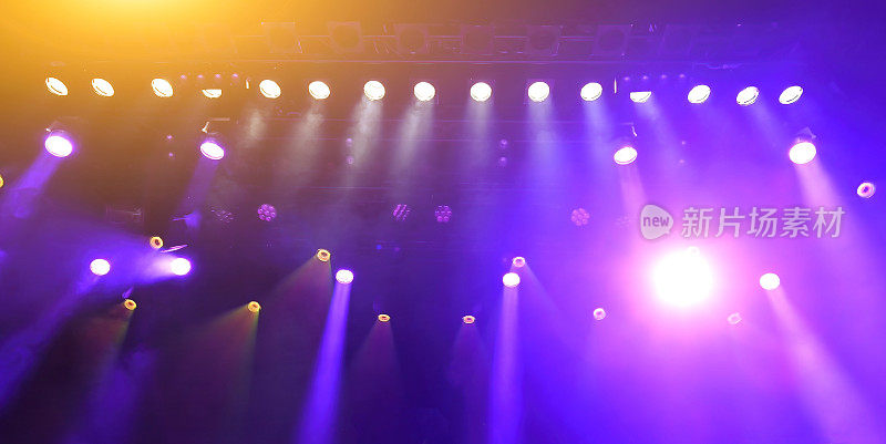 发光的紫色大气抽象背景音乐会聚光灯与光和雾