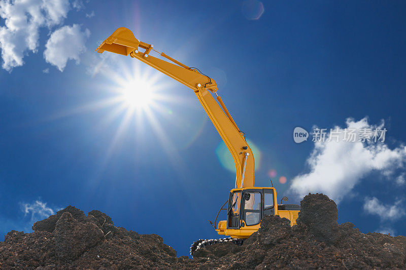 黄色挖掘机正在建筑工地挖土