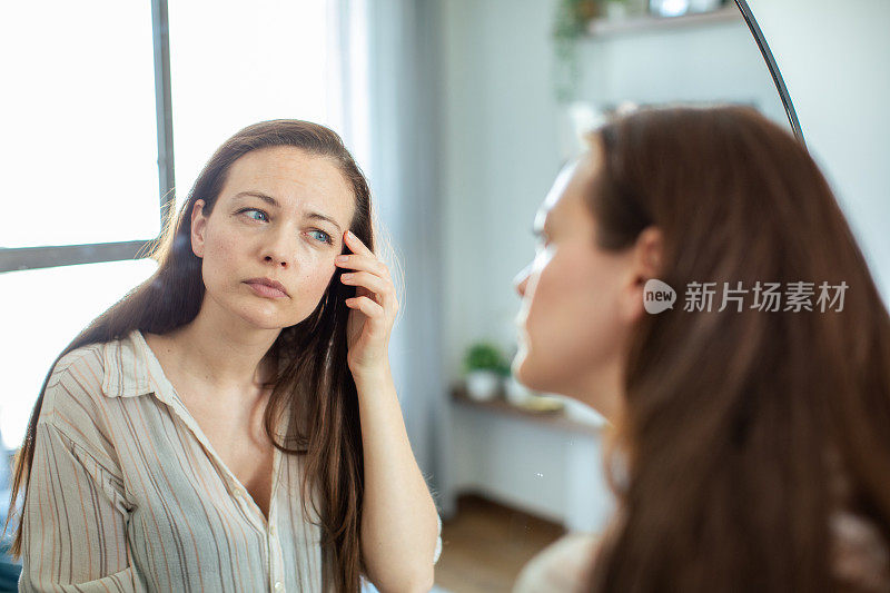 年轻女子在家里照镜子