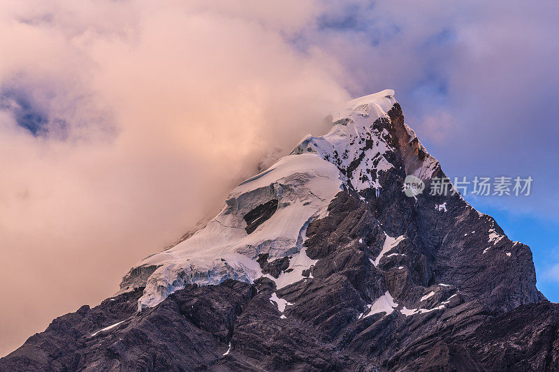 从卡瓦科查湖俯瞰耶鲁珀拉亚奇科山，科迪勒拉华瓦什山