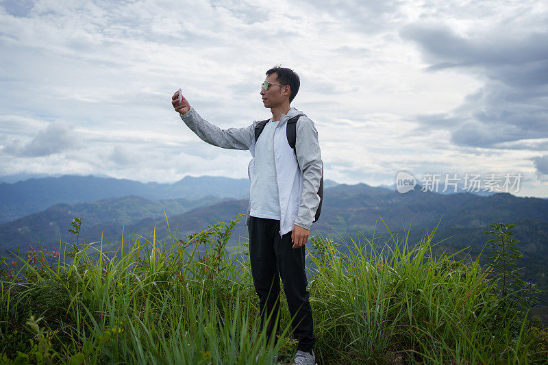 户外旅行者使用智能手机