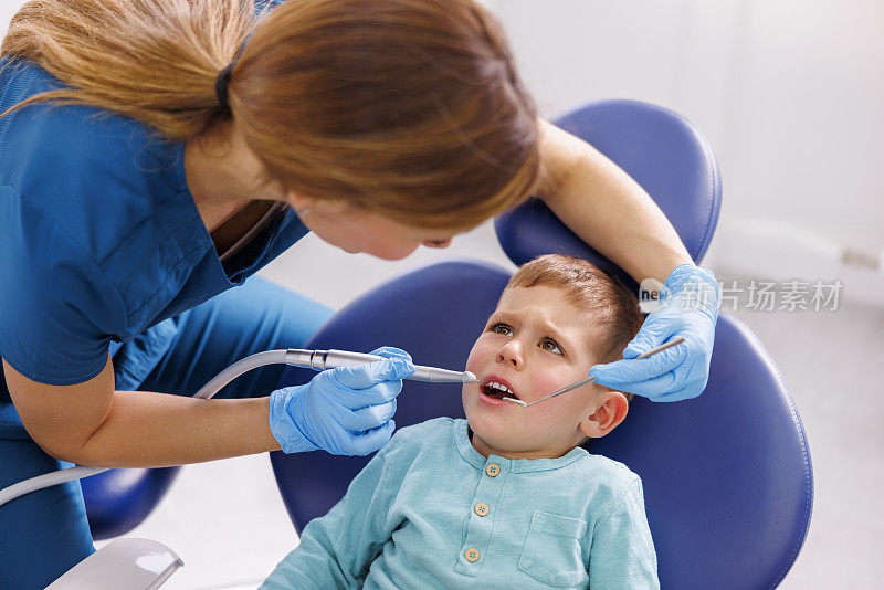 女牙医为儿童病人修复牙齿