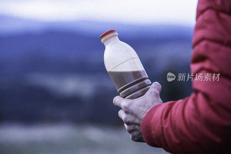 手持自然运动饮料瓶。