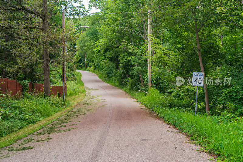 设有限速标志的乡村道路