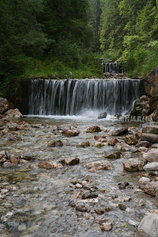 山涧流水