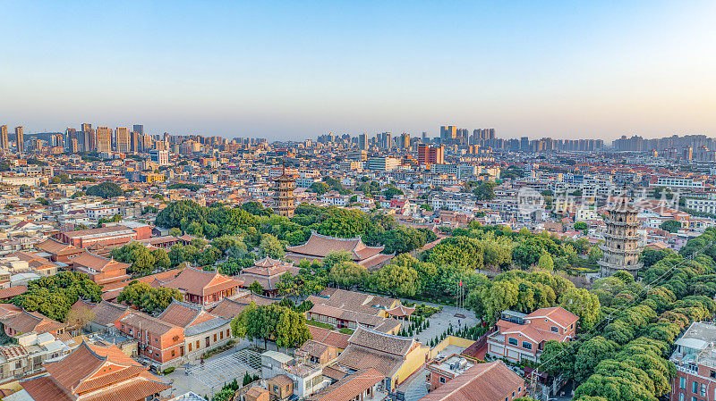 中国福建省泉州市历城区西街和开元寺旅游景点航拍图