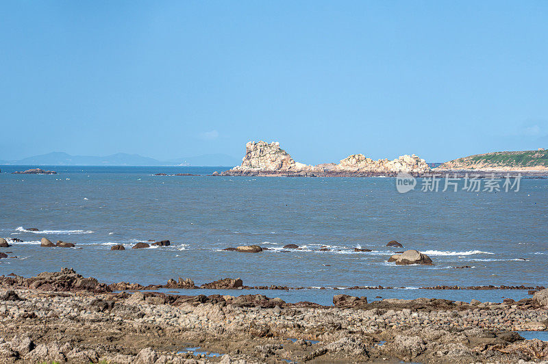 海边的岩石和波浪