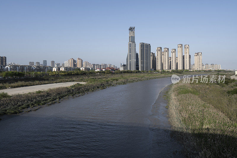 沿河而建的现代化城市高层建筑