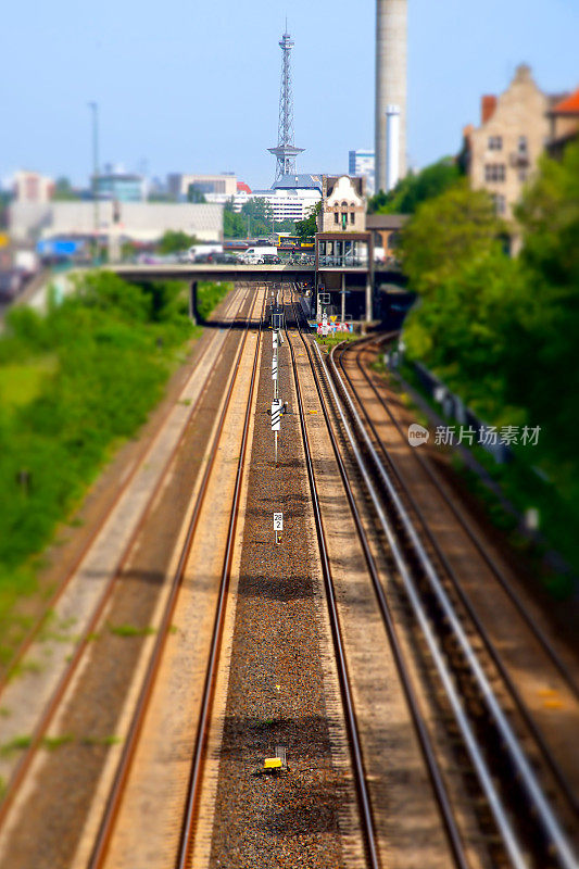 铁路轨道映衬着柏林夏洛滕堡的天际线