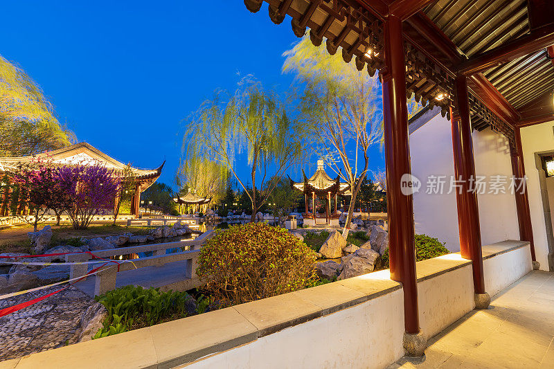 晚上看中国传统建筑，江南凉亭