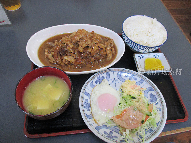 “五花肉烧饼套餐”来自熊本县熊本市南区约南町的著名套餐餐厅“鸡眼台”