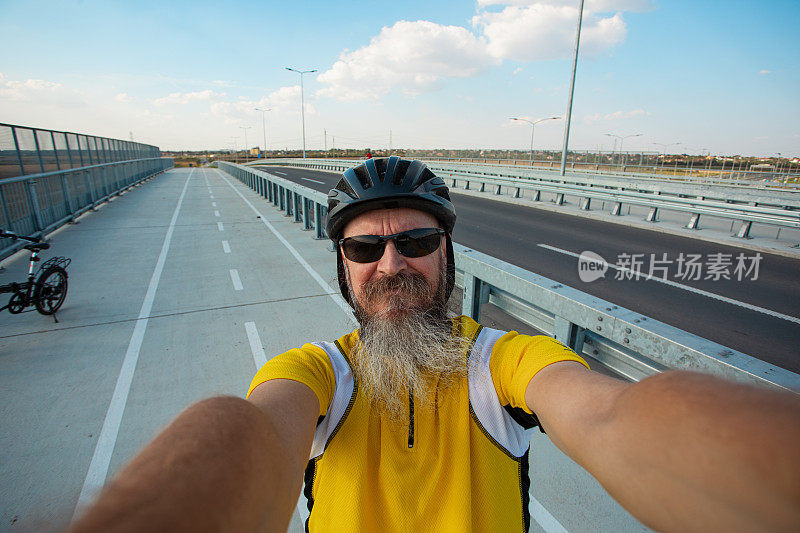 50岁老人在自行车道自拍