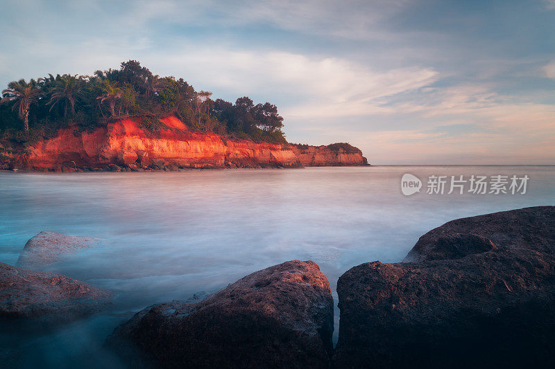 在北明古鲁的沿海地区，每天都有水的沿海地区有高波浪的夜景，土地继续减少，加上天空不好，因为空气污染是由许多引发全球焦虑的因素引起的