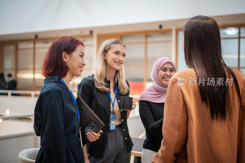 学习中的协同作用:CEO对授权演讲的赞赏