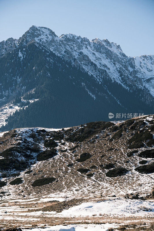 冬天的山景与白雪皑皑的山峰