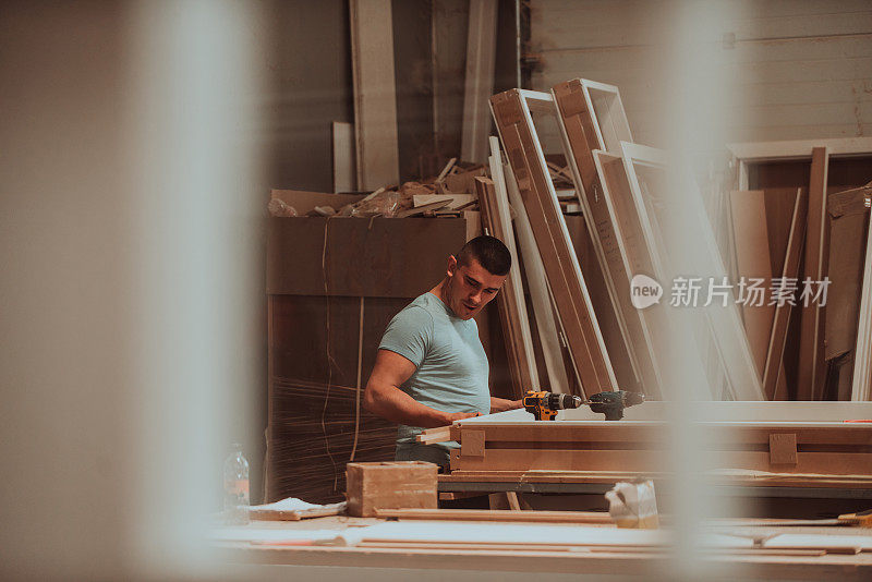 木工行业的熟练工人熟练地利用现代机械加工和准备木门，展示了传统工艺和尖端技术在高品质木材生产中的无缝融合