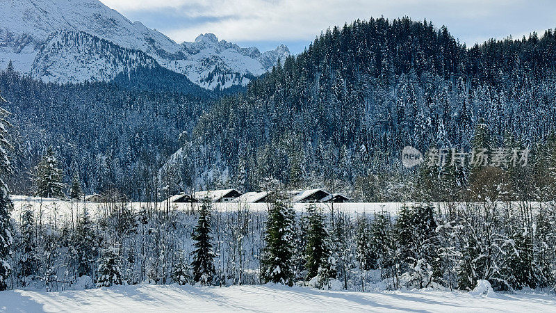 雪景与屋顶在卡文德尔山脉