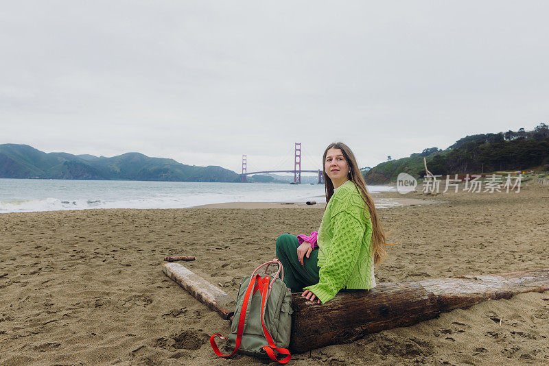 快乐的女人在加州旧金山的贝克海滩沉思