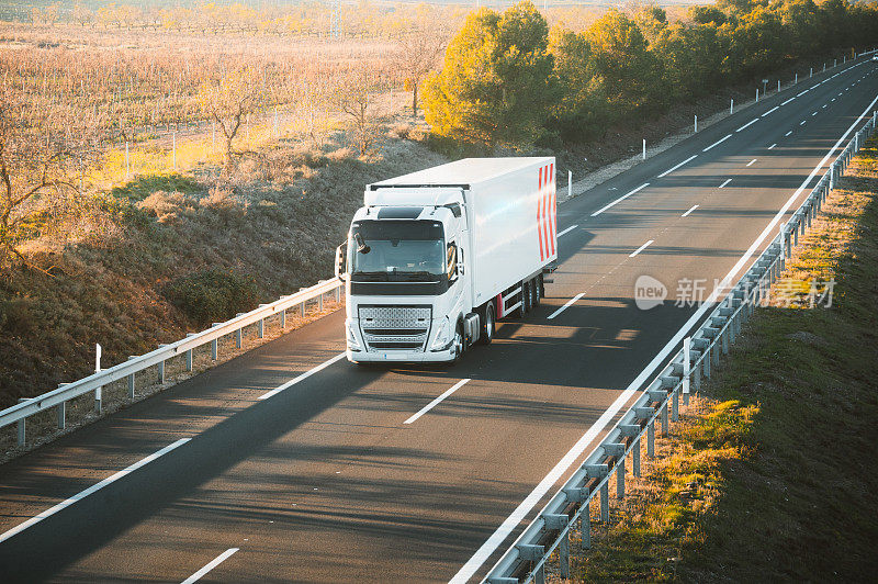 高速公路上的半挂车