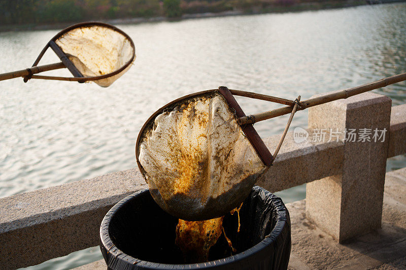 从水面打捞油污