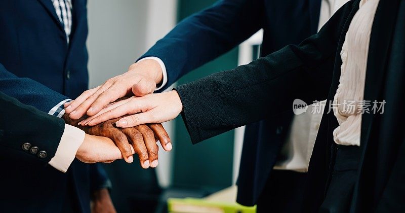企业家和员工团结在一个现代化的办公室里，围成一个圈，手牵着手，象征着团队合作和团结。多样性和交流是团结的一个鼓舞人心的例子。