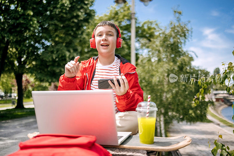 青少年在城市户外使用笔记本电脑