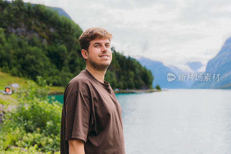 在山湖边沉思夏日的人的肖像